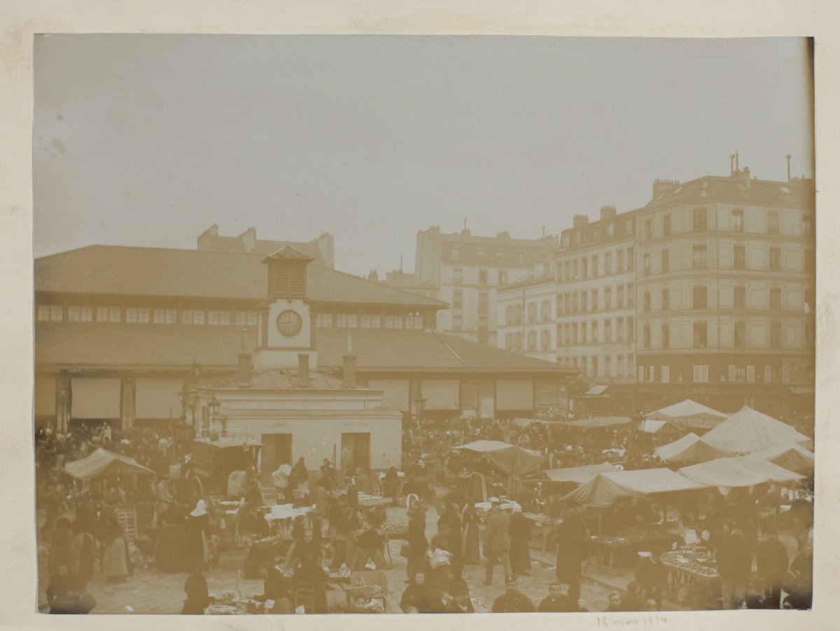 Photographie ancienne : la place d'Aligre noire de monde un jour de marché, vers 1900